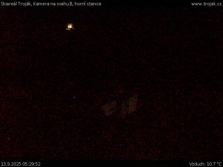 Skiareál Troják - Kamera na svahu B, horní stanice - 13.9.2025 v 05:29 Skiareál Troják - Kamera na svahu B, horní stanice - 13.9.2025 v 05:29