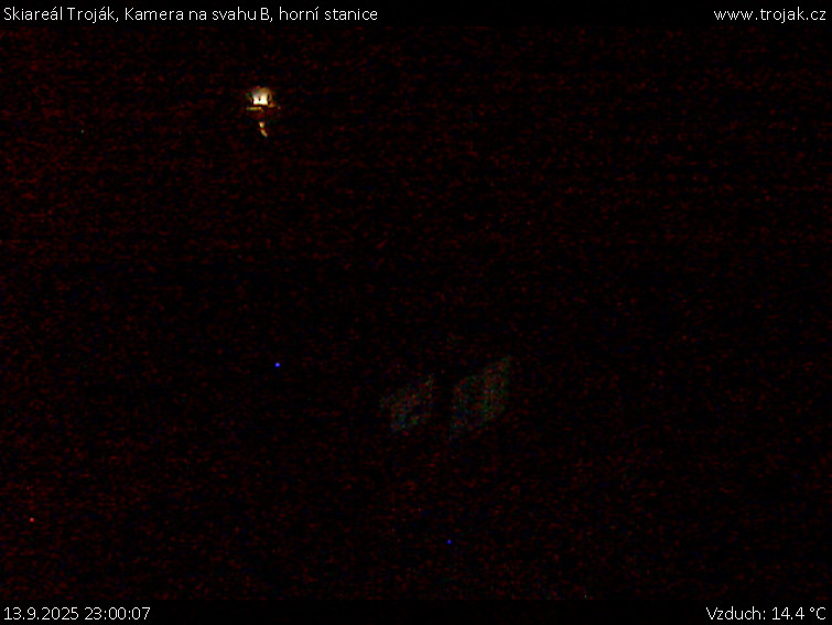 Skiareál Troják - Kamera na svahu B, horní stanice - 13.9.2025 v 23:00
