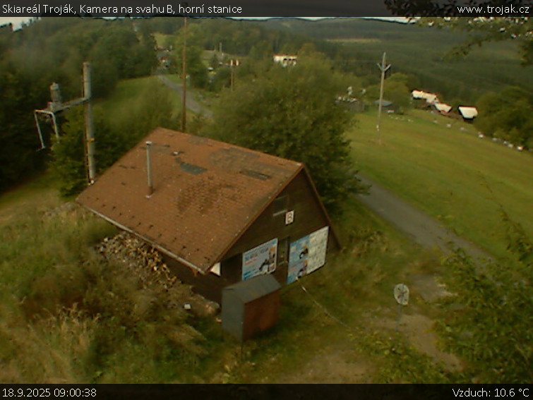Skiareál Troják - Kamera na svahu B, horní stanice - 18.9.2025 v 09:00 Skiareál Troják - Kamera na svahu B, horní stanice - 18.9.2025 v 09:00