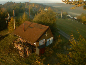 Skiareál Troják - Kamera na svahu B, horní stanice - 16.10.2025 v 07:59