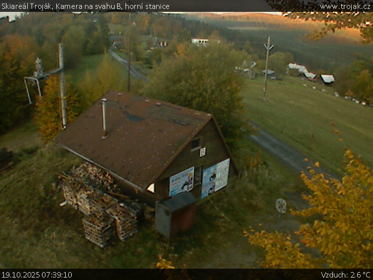 Skiareál Troják - Kamera na svahu B, horní stanice - 19.10.2025 v 07:39 Skiareál Troják - Kamera na svahu B, horní stanice - 19.10.2025 v 07:39