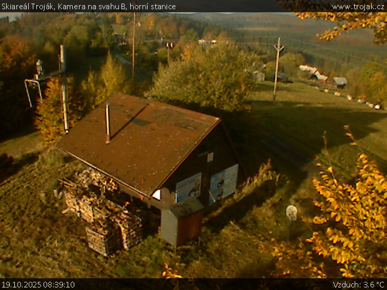 Skiareál Troják - Kamera na svahu B, horní stanice - 19.10.2025 v 08:39 Skiareál Troják - Kamera na svahu B, horní stanice - 19.10.2025 v 08:39
