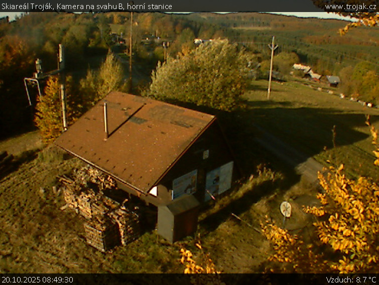 Skiareál Troják - Kamera na svahu B, horní stanice - 20.10.2025 v 08:49 Skiareál Troják - Kamera na svahu B, horní stanice - 20.10.2025 v 08:49