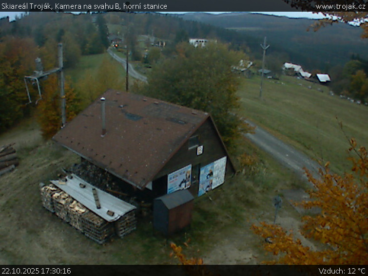 Skiareál Troják - Kamera na svahu B, horní stanice - 22.10.2025 v 17:30 Skiareál Troják - Kamera na svahu B, horní stanice - 22.10.2025 v 17:30