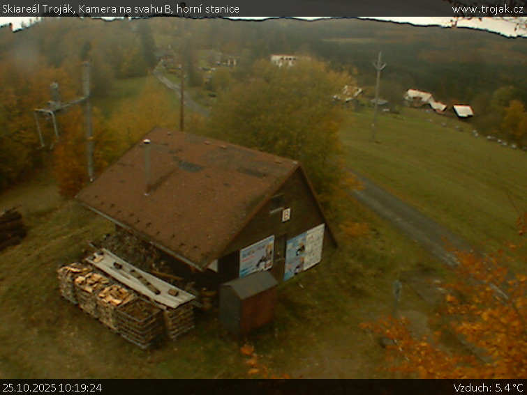 Skiareál Troják - Kamera na svahu B, horní stanice - 25.10.2025 v 10:19 Skiareál Troják - Kamera na svahu B, horní stanice - 25.10.2025 v 10:19
