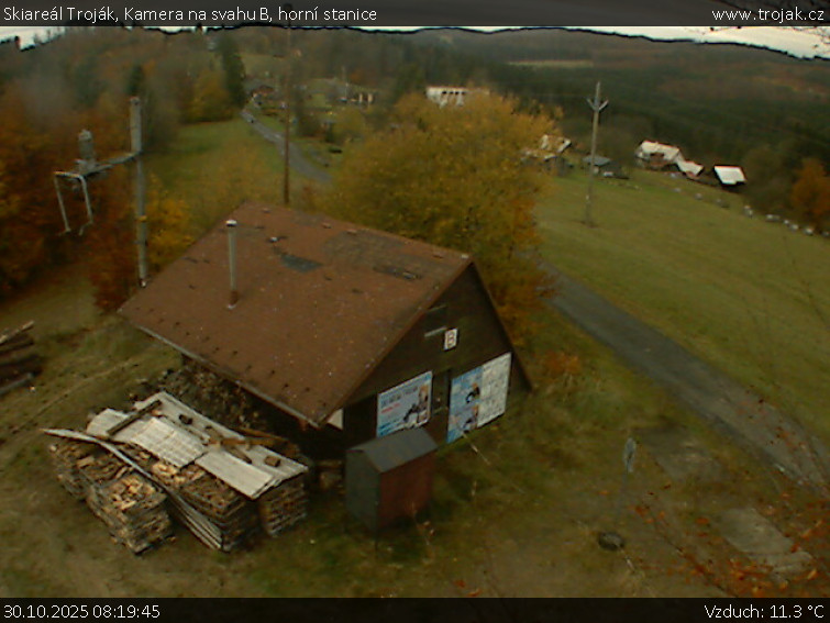 Skiareál Troják - Kamera na svahu B, horní stanice - 30.10.2025 v 08:19 Skiareál Troják - Kamera na svahu B, horní stanice - 30.10.2025 v 08:19