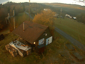 Skiareál Troják - Kamera na svahu B, horní stanice - 4.11.2025 v 07:09 Skiareál Troják - Kamera na svahu B, horní stanice - 4.11.2025 v 07:09