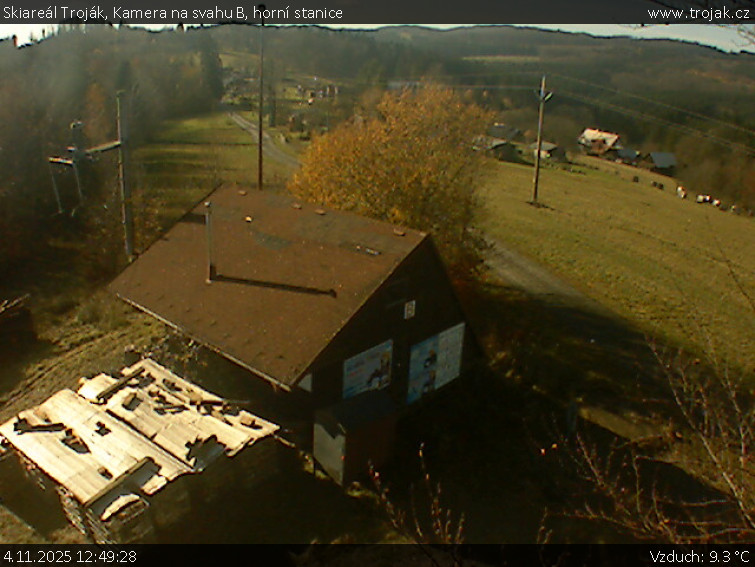 Skiareál Troják - Kamera na svahu B, horní stanice - 4.11.2025 v 12:49