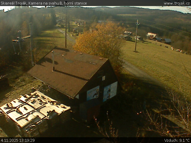 Skiareál Troják - Kamera na svahu B, horní stanice - 4.11.2025 v 13:19