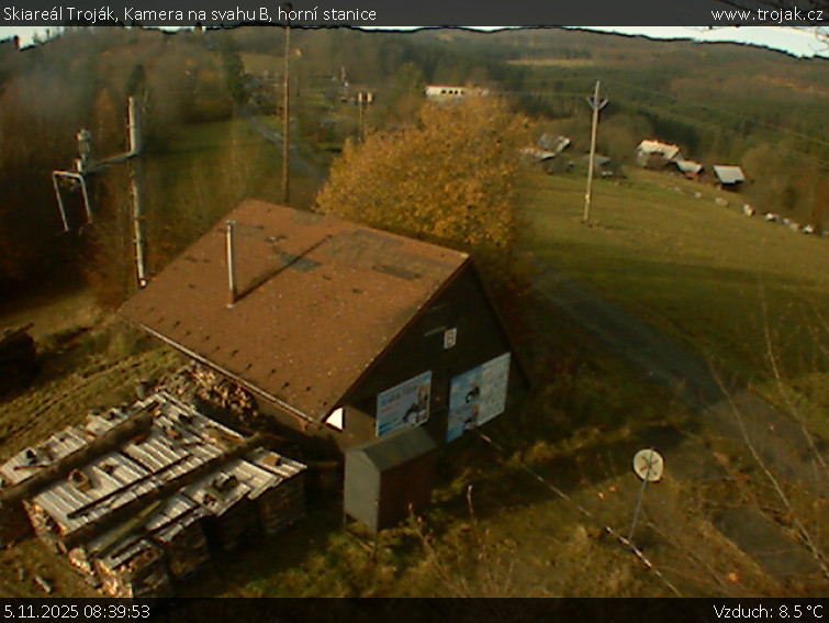 Skiareál Troják - Kamera na svahu B, horní stanice - 5.11.2025 v 08:39