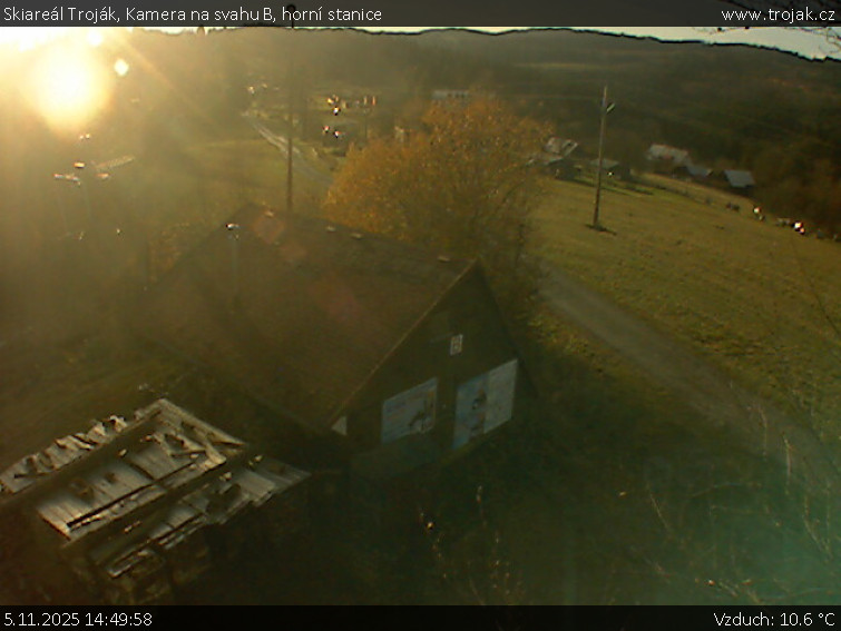 Skiareál Troják - Kamera na svahu B, horní stanice - 5.11.2025 v 14:49