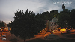 Náměstí, Hrad a Trůba
