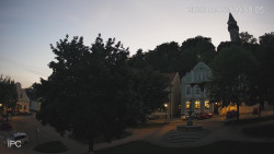 Náměstí, Hrad a Trůba