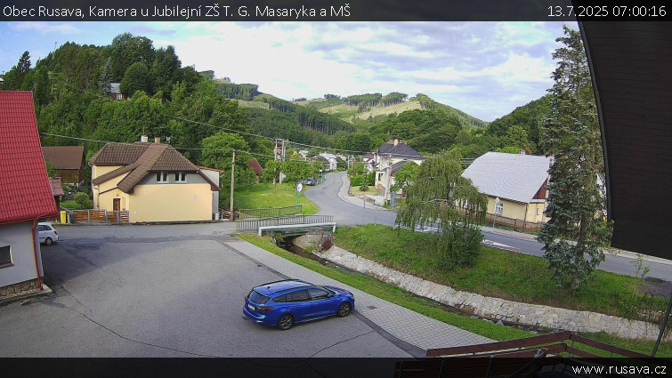 Obec Rusava - Kamera u Jubilejní ZŠ T. G. Masaryka a MŠ - 13.7.2025 v 07:00