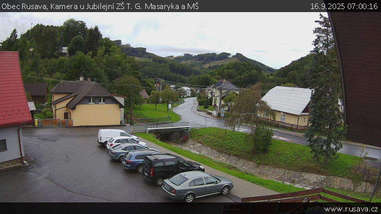 Obec Rusava - Kamera u Jubilejní ZŠ T. G. Masaryka a MŠ - 16.9.2025 v 07:00