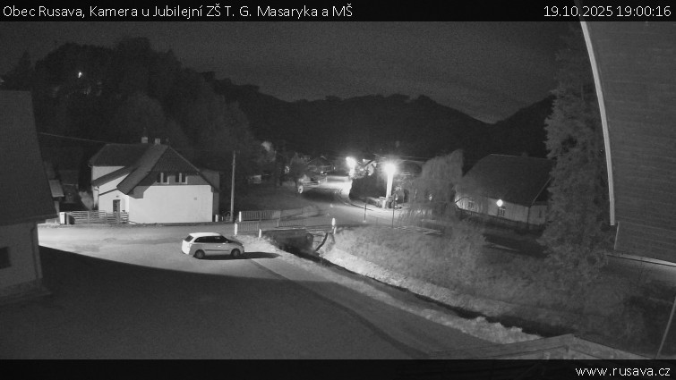Obec Rusava - Kamera u Jubilejní ZŠ T. G. Masaryka a MŠ - 19.10.2025 v 19:00