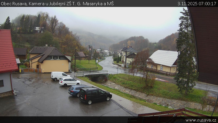 Obec Rusava - Kamera u Jubilejní ZŠ T. G. Masaryka a MŠ - 3.11.2025 v 07:00