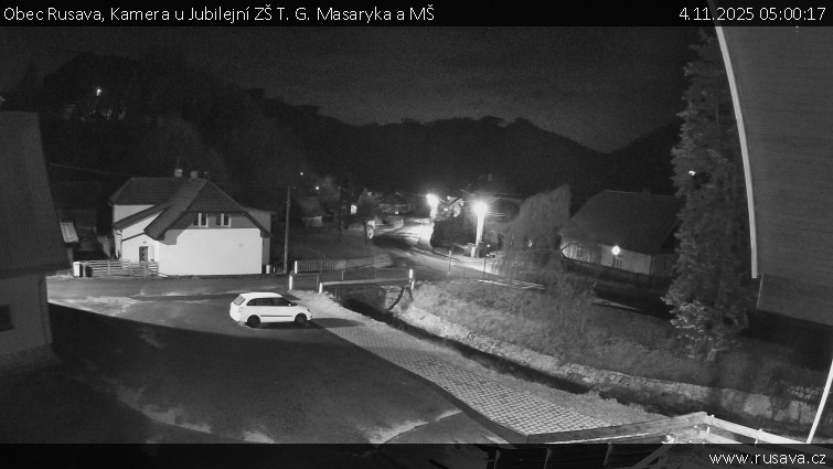 Obec Rusava - Kamera u Jubilejní ZŠ T. G. Masaryka a MŠ - 4.11.2025 v 05:00