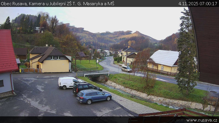 Obec Rusava - Kamera u Jubilejní ZŠ T. G. Masaryka a MŠ - 4.11.2025 v 07:00
