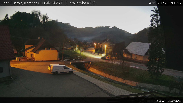 Obec Rusava - Kamera u Jubilejní ZŠ T. G. Masaryka a MŠ - 4.11.2025 v 17:00