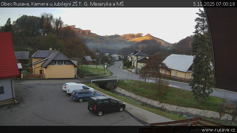 Obec Rusava - Kamera u Jubilejní ZŠ T. G. Masaryka a MŠ - 5.11.2025 v 07:00