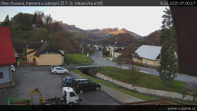 Obec Rusava - Kamera u Jubilejní ZŠ T. G. Masaryka a MŠ - 6.11.2025 v 07:00