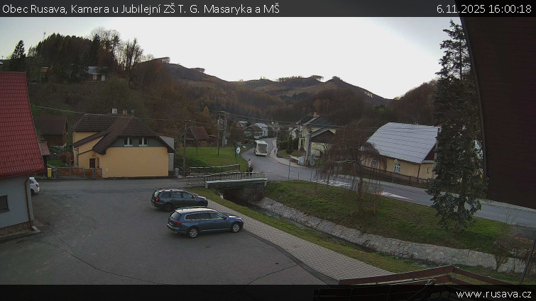 Obec Rusava - Kamera u Jubilejní ZŠ T. G. Masaryka a MŠ - 6.11.2025 v 16:00