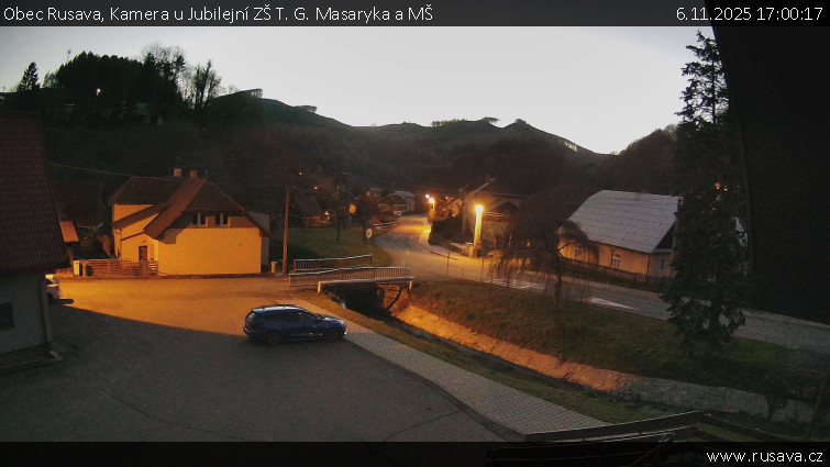 Obec Rusava - Kamera u Jubilejní ZŠ T. G. Masaryka a MŠ - 6.11.2025 v 17:00