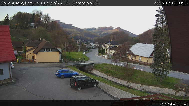 Obec Rusava - Kamera u Jubilejní ZŠ T. G. Masaryka a MŠ - 7.11.2025 v 07:00
