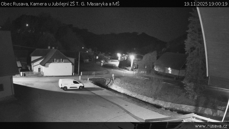 Obec Rusava - Kamera u Jubilejní ZŠ T. G. Masaryka a MŠ - 19.11.2025 v 19:00