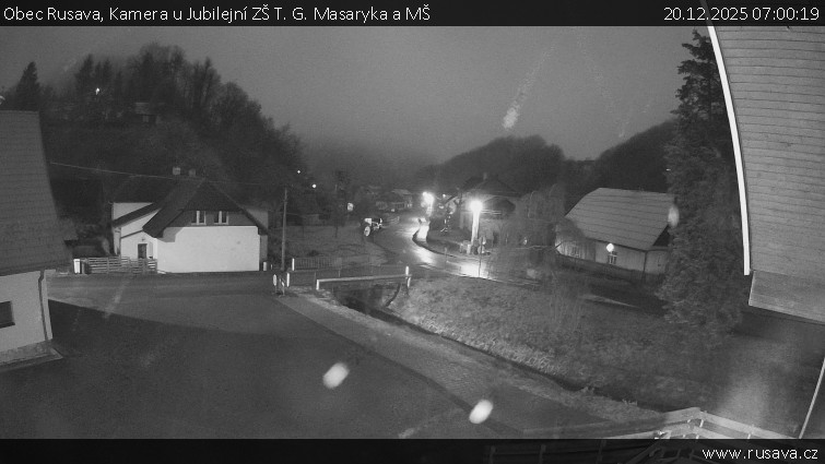 Obec Rusava - Kamera u Jubilejní ZŠ T. G. Masaryka a MŠ - 20.12.2025 v 07:00
