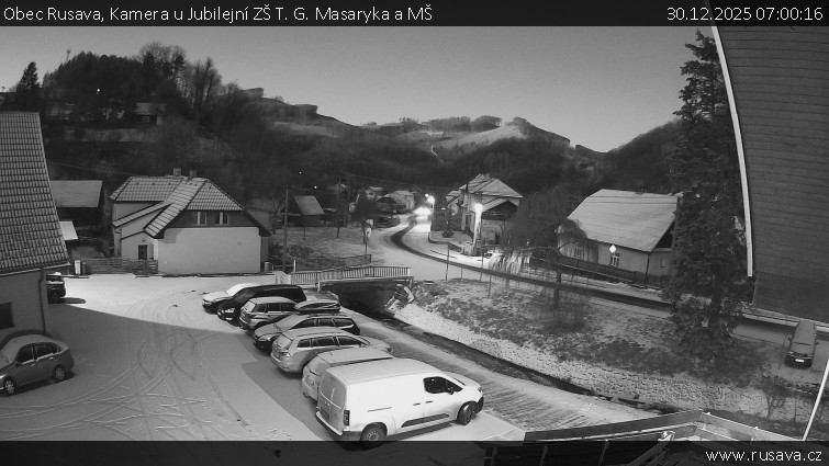Obec Rusava - Kamera u Jubilejní ZŠ T. G. Masaryka a MŠ - 30.12.2025 v 07:00