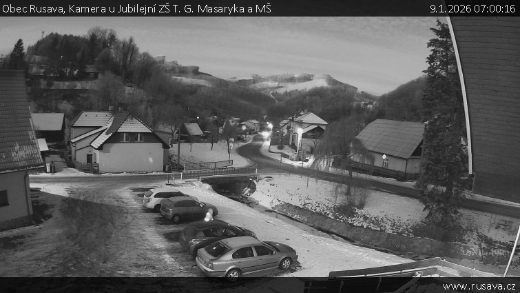 Obec Rusava - Kamera u Jubilejní ZŠ T. G. Masaryka a MŠ - 9.1.2026 v 07:00