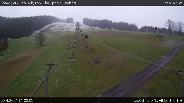 Snow park Paprsek - Lanovka - pohled nahoru - 20.4.2024 v 14:00