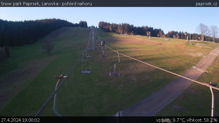 Snow park Paprsek - Lanovka - pohled nahoru - 27.4.2024 v 19:00
