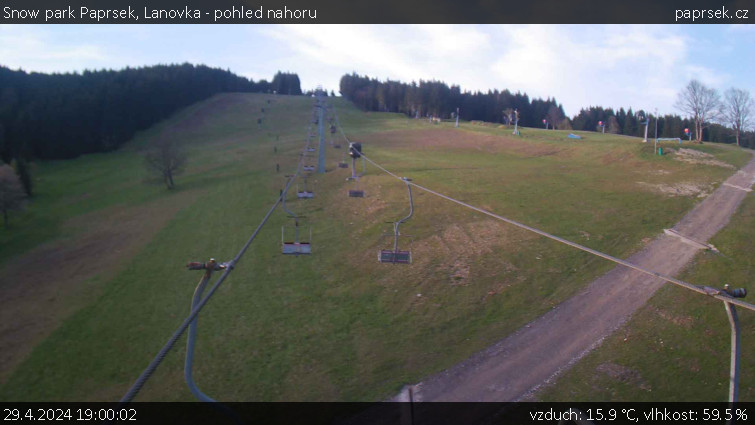 Snow park Paprsek - Lanovka - pohled nahoru - 29.4.2024 v 19:00