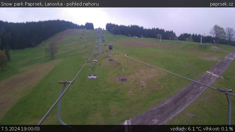 Snow park Paprsek - Lanovka - pohled nahoru - 7.5.2024 v 19:00