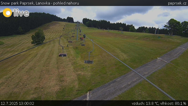 Snow park Paprsek - Lanovka - pohled nahoru - 12.7.2025 v 13:00 Snow park Paprsek - Lanovka - pohled nahoru - 12.7.2025 v 13:00