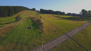 Snow park Paprsek - Lanovka - pohled nahoru - 15.8.2025 v 08:00