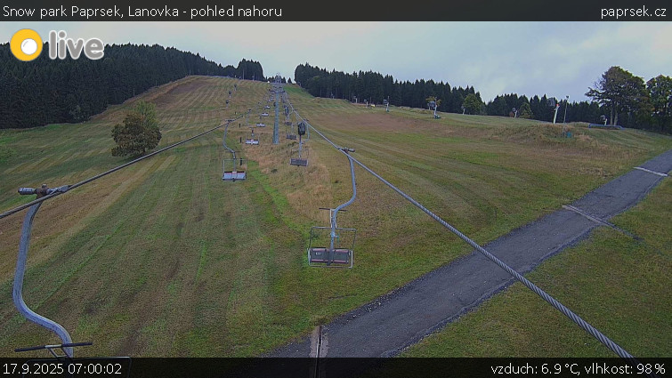 Snow park Paprsek - Lanovka - pohled nahoru - 17.9.2025 v 07:00 Snow park Paprsek - Lanovka - pohled nahoru - 17.9.2025 v 07:00