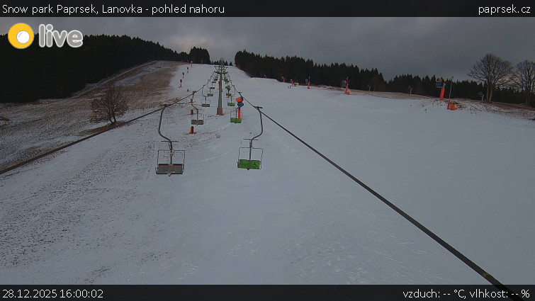 Snow park Paprsek - Lanovka - pohled nahoru - 28.12.2025 v 16:00