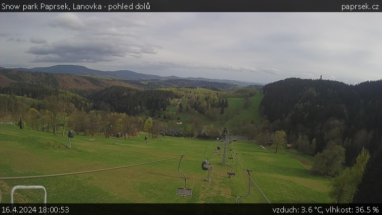 Snow park Paprsek - Lanovka - pohled dolů - 16.4.2024 v 18:00
