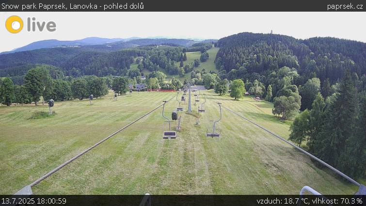 Snow park Paprsek - Lanovka - pohled dolů - 13.7.2025 v 18:00 Snow park Paprsek - Lanovka - pohled dolů - 13.7.2025 v 18:00