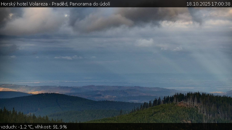 Horský hotel Volareza - Praděd - Panorama do údolí - 18.10.2025 v 17:00 Horský hotel Volareza - Praděd - Panorama do údolí - 18.10.2025 v 17:00