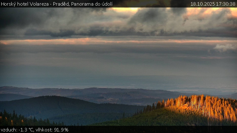 Horský hotel Volareza - Praděd - Panorama do údolí - 18.10.2025 v 17:30 Horský hotel Volareza - Praděd - Panorama do údolí - 18.10.2025 v 17:30