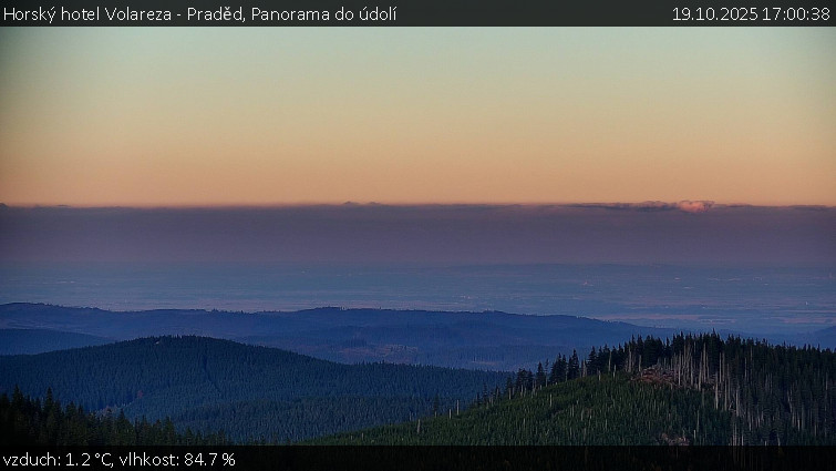 Horský hotel Volareza - Praděd - Panorama do údolí - 19.10.2025 v 17:00 Horský hotel Volareza - Praděd - Panorama do údolí - 19.10.2025 v 17:00