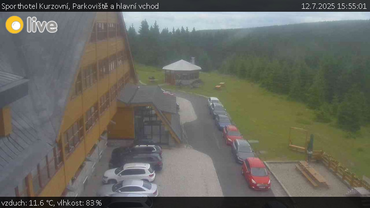 Sporthotel Kurzovní - Parkoviště a hlavní vchod - 12.7.2025 v 15:55 Sporthotel Kurzovní - Parkoviště a hlavní vchod - 12.7.2025 v 15:55