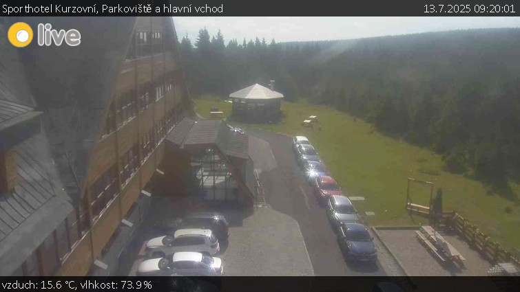 Sporthotel Kurzovní - Parkoviště a hlavní vchod - 13.7.2025 v 09:20 Sporthotel Kurzovní - Parkoviště a hlavní vchod - 13.7.2025 v 09:20