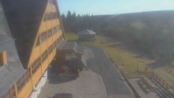 Parkoviště a hlavní vchod