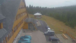 Parkoviště a hlavní vchod